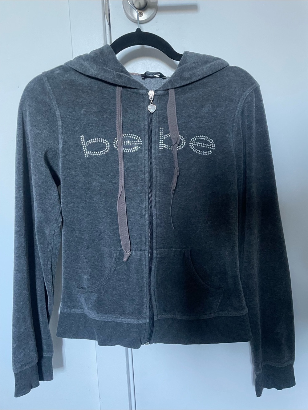 Bebe Velour tracksuit | Grey | Vintage
Hoodie size S | Pants size M